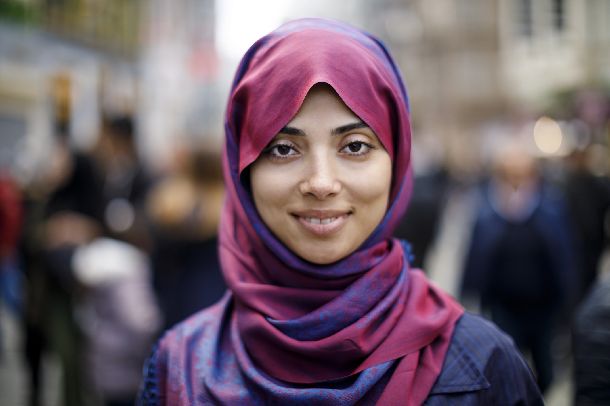 Portrait of smiling muslim woman outdoors (Foto: Getty Images)