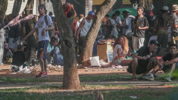 Usuários de drogas ocupam a Praça Princesa Isabel nesta quinta feira (Foto: Fernanda Carvalho/FotosPublicas)