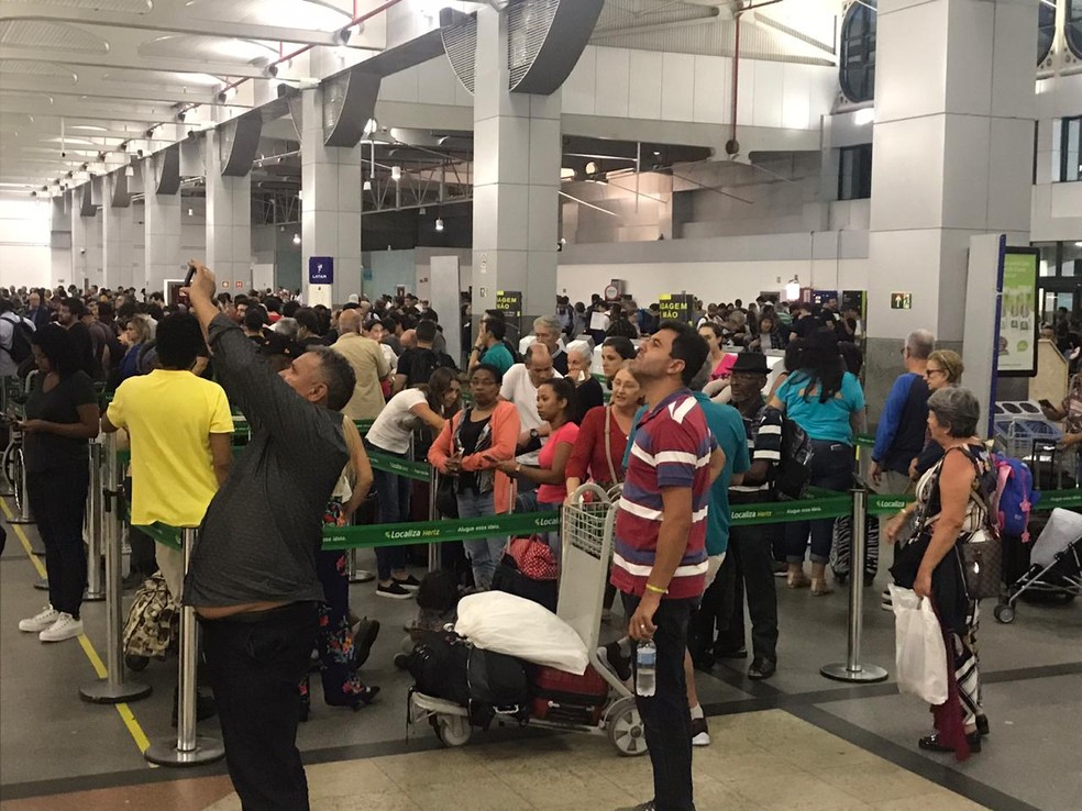 Saguão do Aeroporto de Salvador lotado na noite desta terça-feira (26), após pista principal do terminal ser interditada — Foto: Renan Pinheiro/ TV Bahia