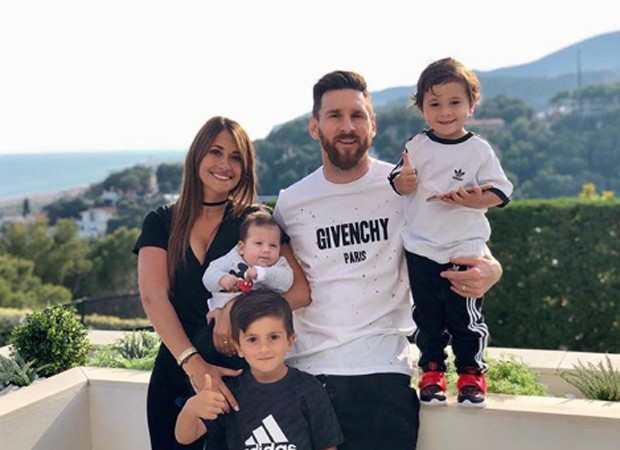 Lionel Messi, Antonella Roccuzzo e os filhos Thiago, Mateo e Ciro (Foto: Reprodução/Instagram)