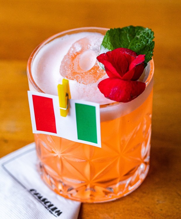 Receita de drinque inspirado na Itália é finalizada com flor comestível (Foto: Divulgação)