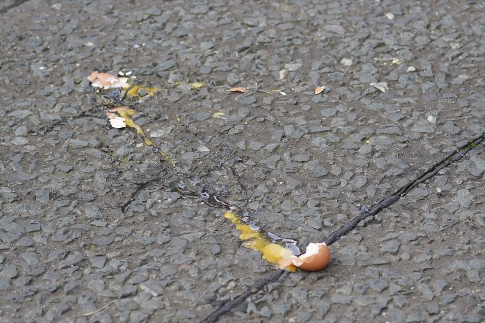 Ovo quebrado é visto na rua depois de ter sido jogado no Rei Charles III em York, na Inglaterra, em 9 de novembro de 2022 — Foto: Jacob King/PA via AP