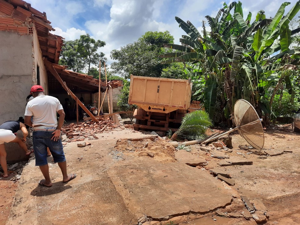 Acidente causou danos a residência, no município de Novo Acordo — Foto: Divulgação