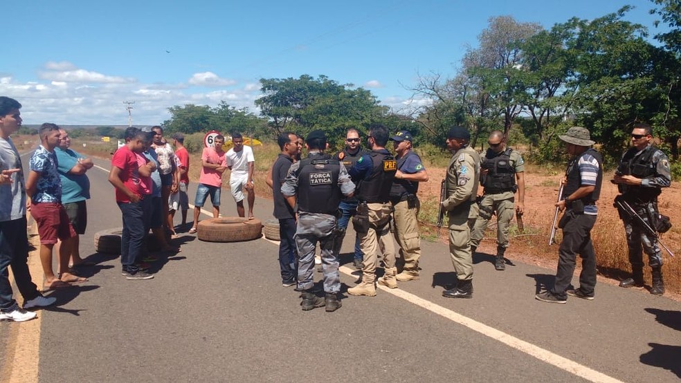 Protesto foi encerrado após negociação entre manifestantes, PRF e Polícia Militar. (Foto: Divulgação/ Polícia Militar)