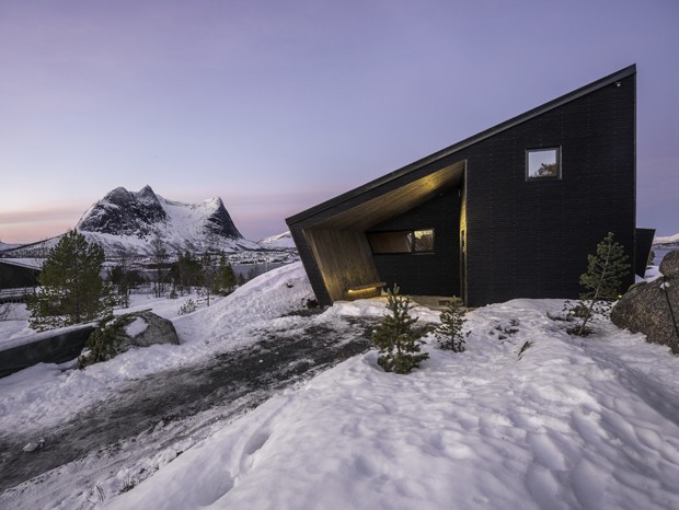 Casa de vidro se camufla em meio à paisagem congelante (Foto: Steve King, Snorre e Siggen Stinessen/Divulgação)