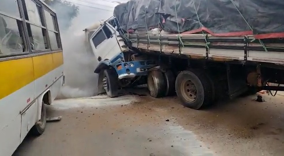 Caminhão caçamba desgovernado após ficar sem freio colidiu na traseira de outro veículo em Jardim (CE) — Foto: Arquivo pessoal