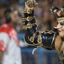 Viviane Araujo, rainha de bateria do Salgueiro no desfile da escola no carnaval 2023 — Foto: Brenno Carvalho
