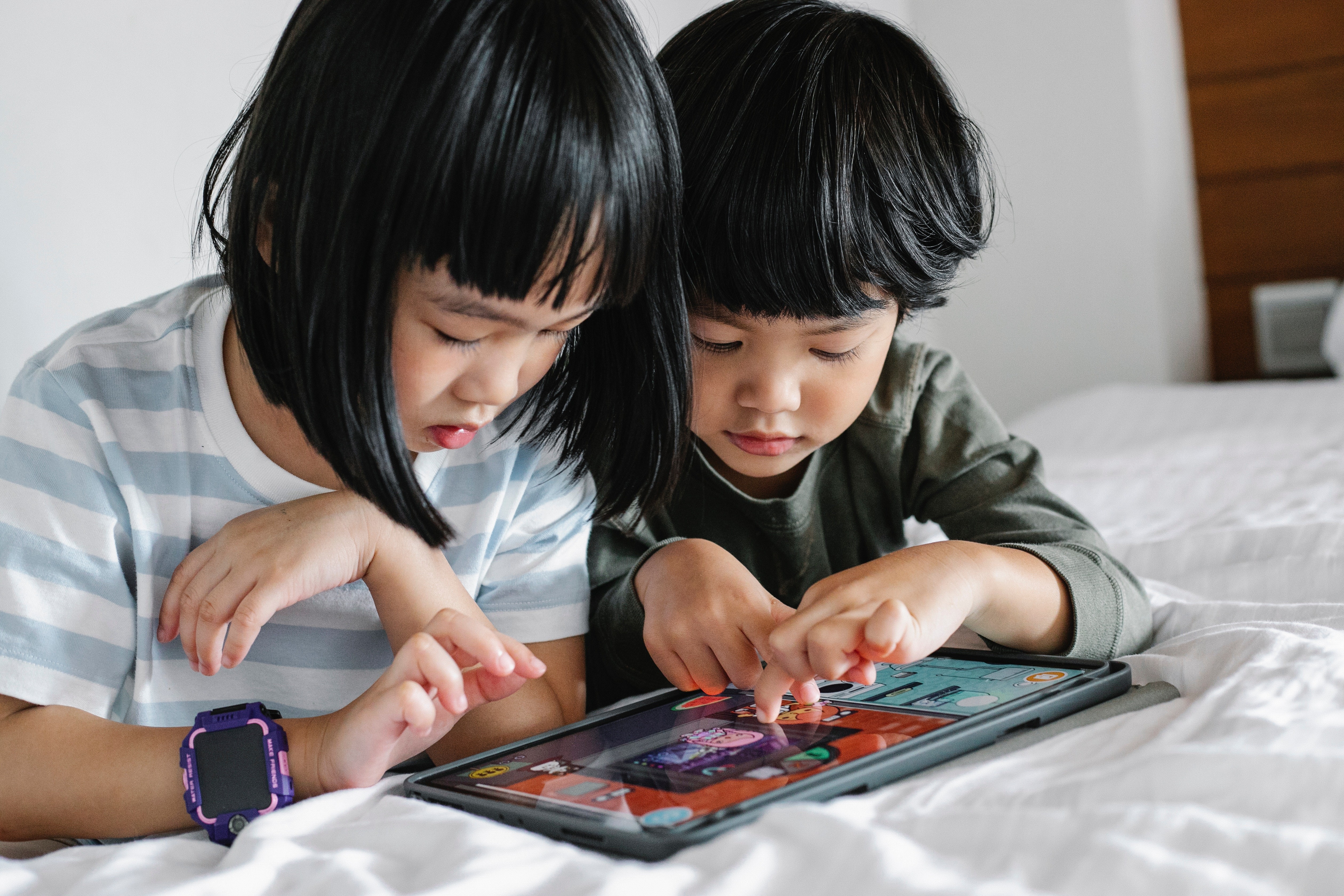 Crianças usando tablet e celular, uso de telas, tecnologia (Foto: Alex Green/Pexels)