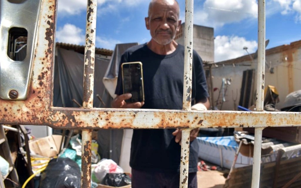 Catador de recicláveis pediu ajuda de pastor para devolver aparelho encontrado em MG — Foto: Kelly Cristina Martins / Diário Campo Belo