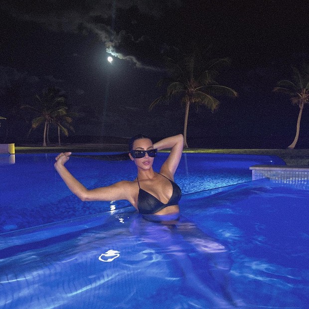 Kim Kardashian faz poses em piscina com luz azul (Foto: Instagram/Reprodução)