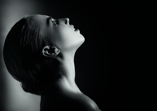 sensual aroused woman with closed eyes, side view on black background with copyspace, monochrome image (Foto: Getty Images/iStockphoto)