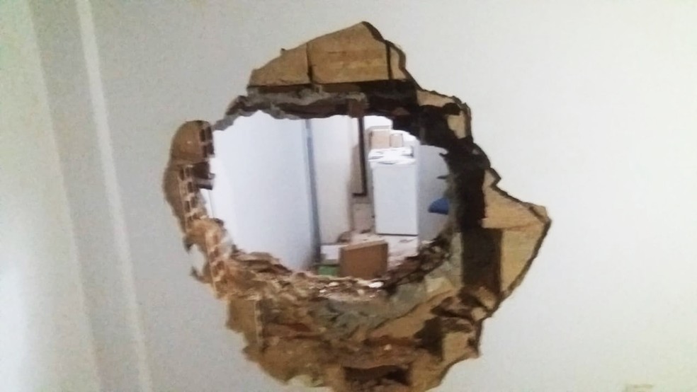 Em Arez, os criminosos usaram uma marreta para abrir um buraco na parede da lotÃ©rica  â€” Foto: Redes sociais
