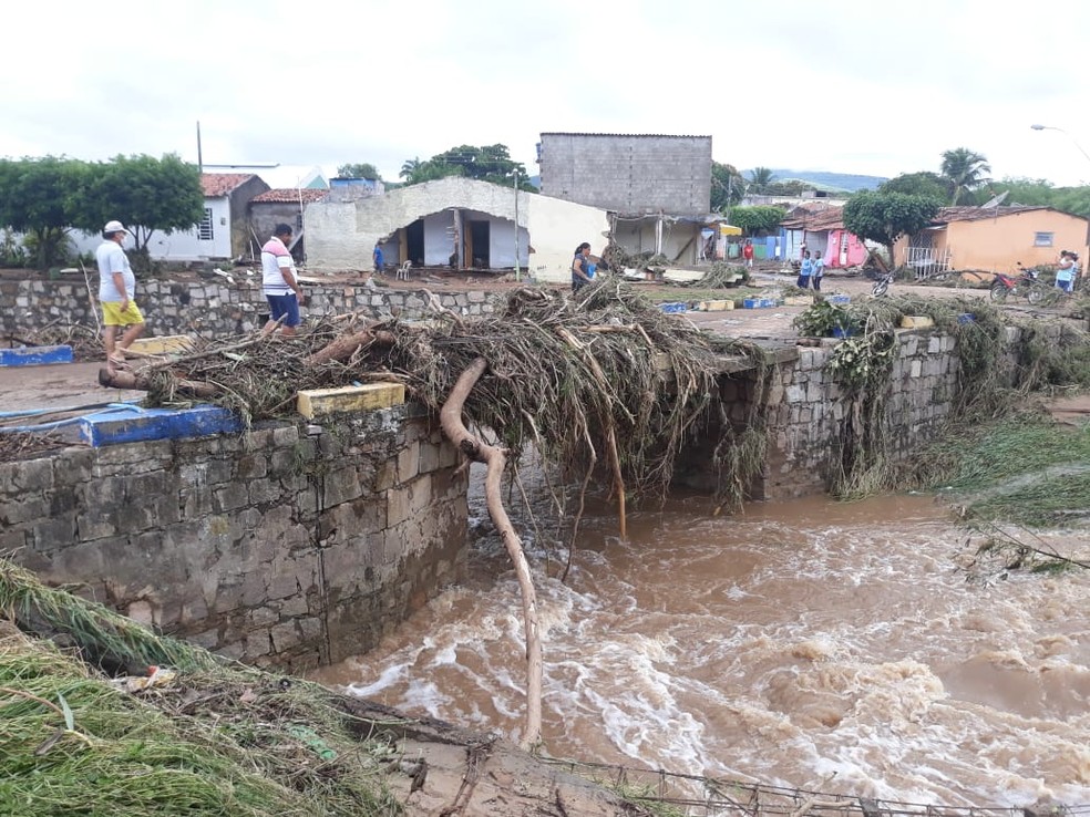 Barragem transbordou e causou estragos em Santana do Ipanema, AL — Foto: José Everaldo/Arquivo Pessoal