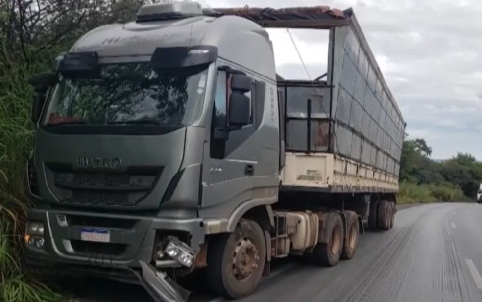 Batida entre carro e carreta deixa feridos no oeste da Bahia — Foto: Reprodução/TV Oeste