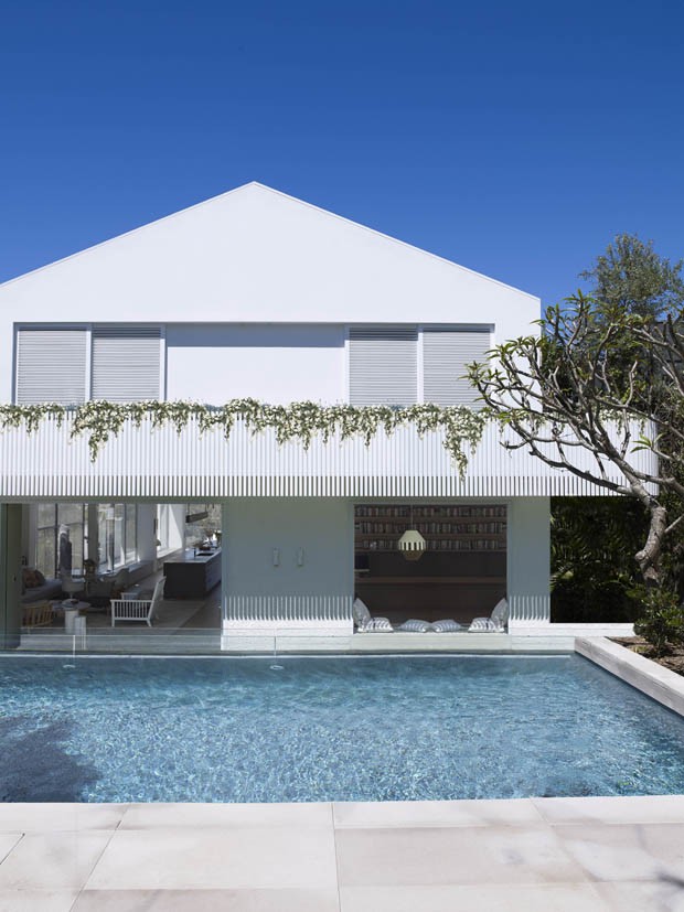 Branco total e arte se impõem nesta casa australiana (Foto: Prue Ruscoe/Divulgação)