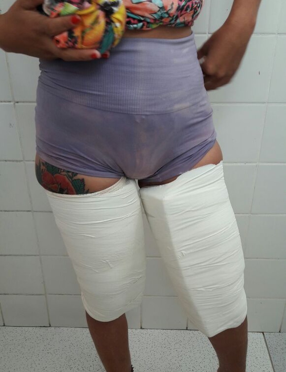 Mulher levava maconha presa no corpo para Sena Madureira (Foto: Divulgação/Polícia Militar do Acre)