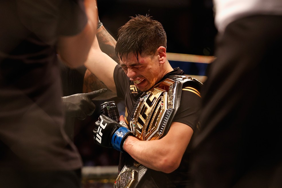 Brandon Moreno se emociona e chora ao receber o cinturão no UFC 263 — Foto: Getty Images