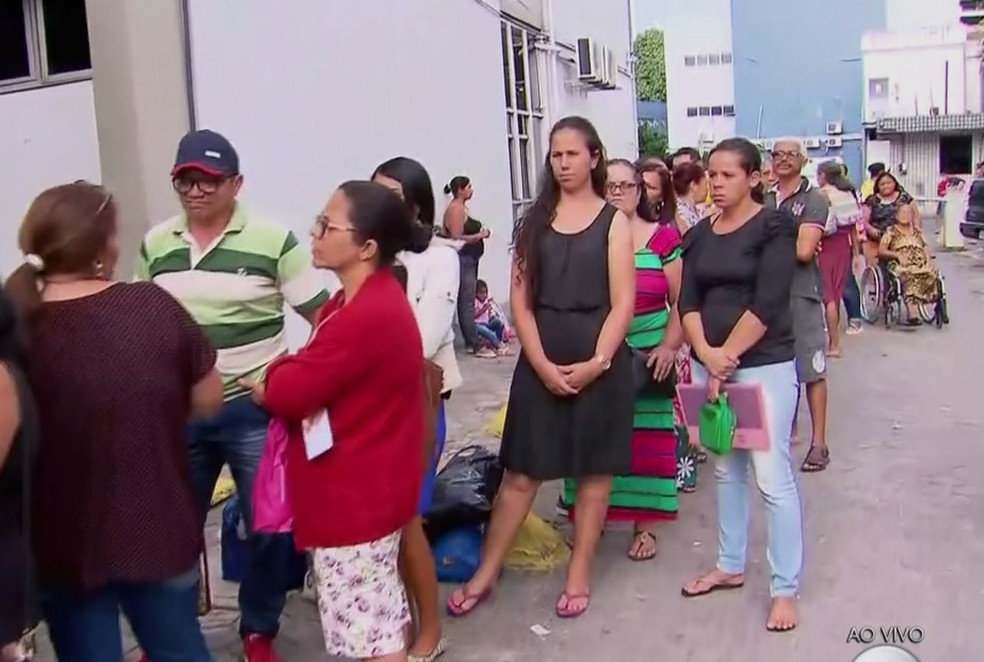 Pacientes enfrentam filas para marcação de consultas no Recife (Foto: Reprodução/TV Globo)