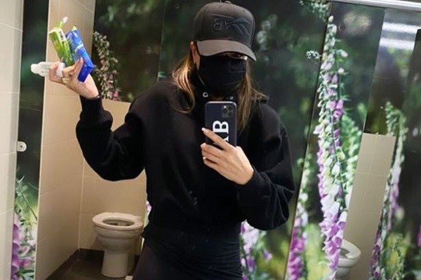 Victoria Beckham tirou selfie em banheiro público (Foto: Instagram)
