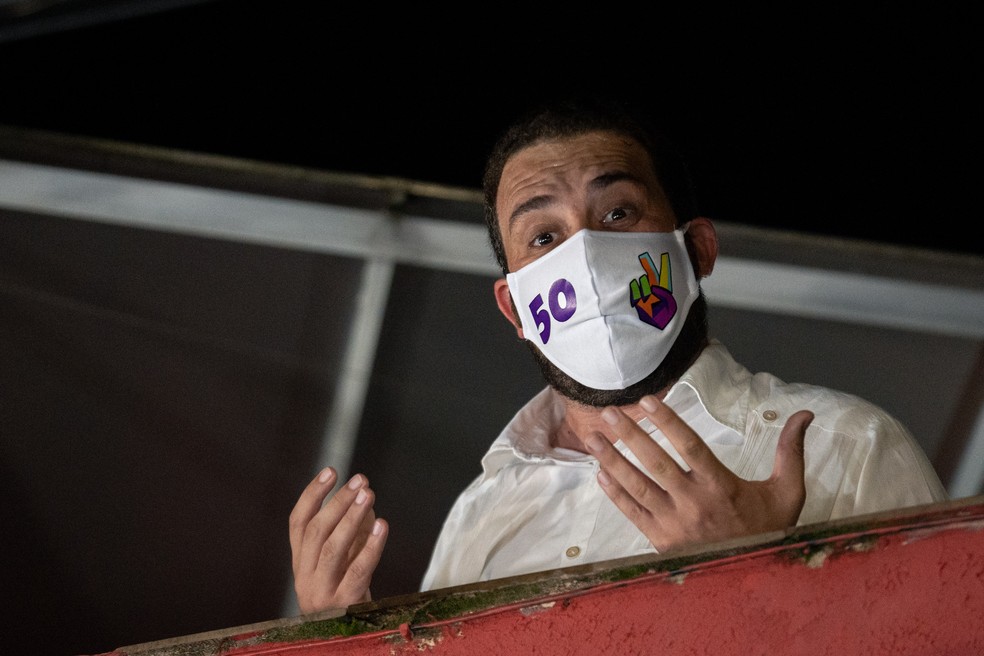 Guilherme Boulos (PSOL) discursa na sacada de casa após derrota na eleição em São Paulo — Foto: Marcelo Brandt/G1