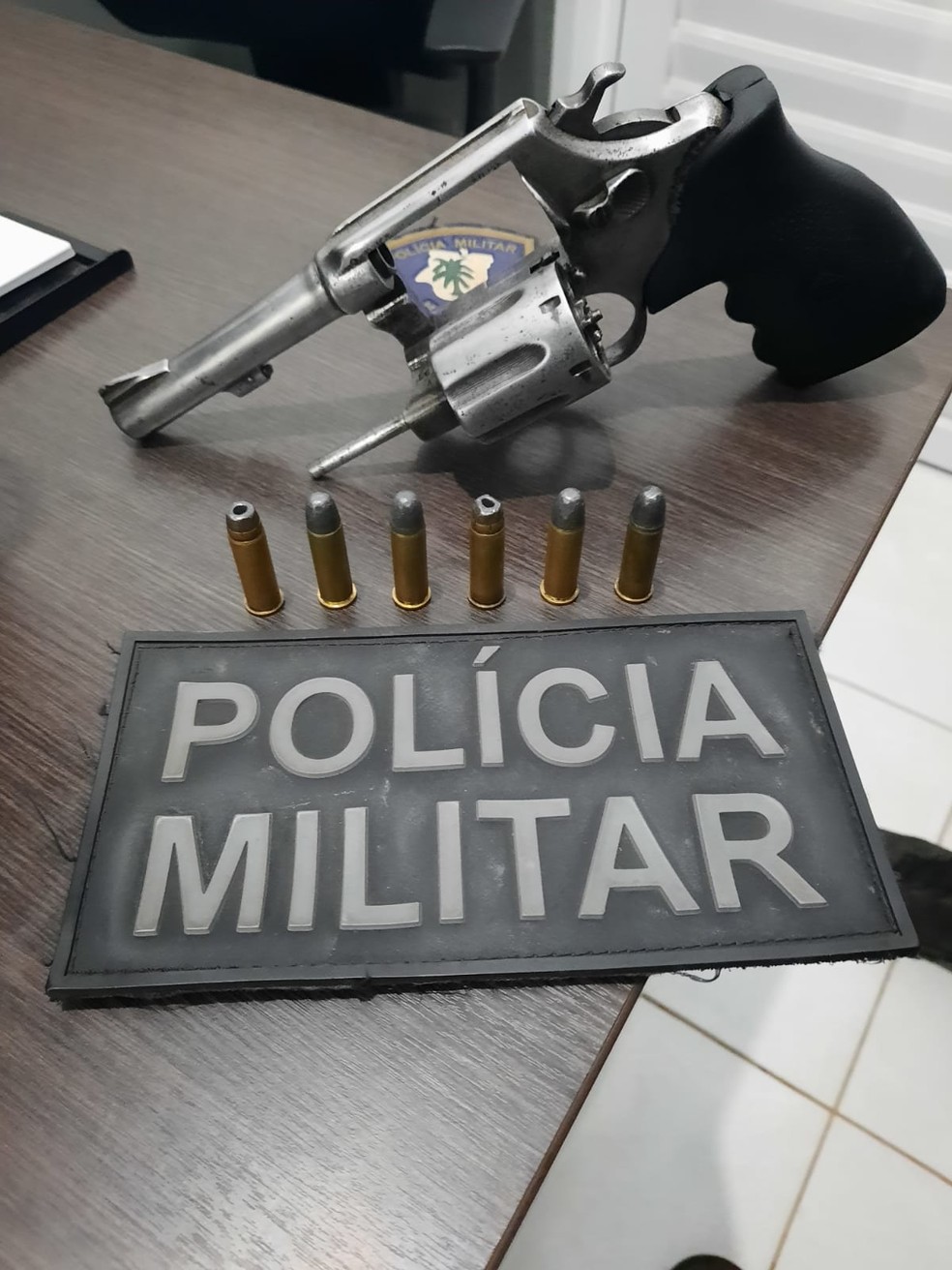 Arma apreendida com o homem &mdash; Foto: Pol&iacute;cia Militar