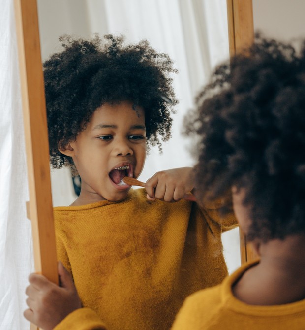 Criança escovando os dentes (Foto: Ketut Subiyanto do Pexels)