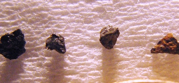Fragmentos da pedra Hypatia utilizados no estudo (Foto: Universidade de Joanesburgo)