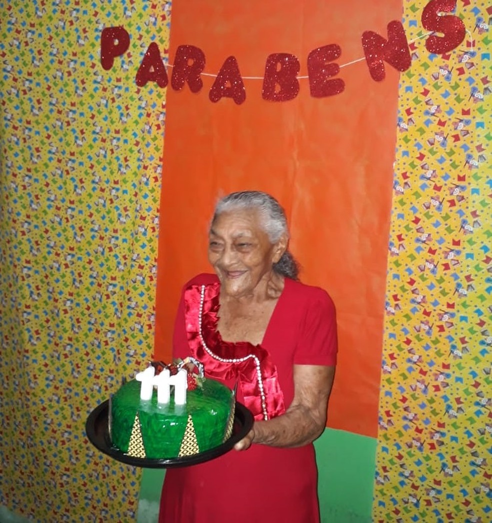 Isabel de Sena, de 111 anos, comemorando aniversÃ¡rio (Foto: Madalena Sena/Arquivo Pessoal)