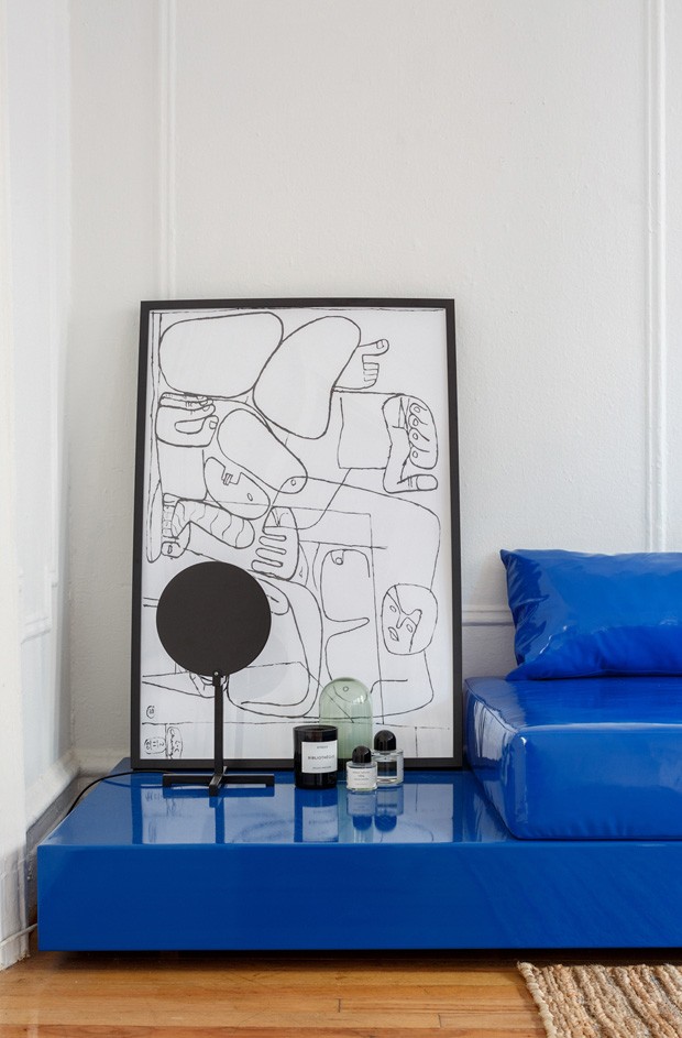 Décor do dia: living com sofá azul e almofadas de vinil (Foto: Divulgação)