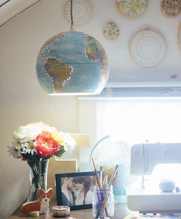 Em cima de uma escrivaninha, em um canto de leitura, você pode pendurar o seu lustre customizado (Foto: Pinterest/ Reprodução)