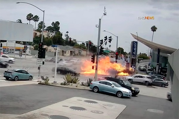 Acidente em cruzamento de Los Angeles (Foto: reprodução)