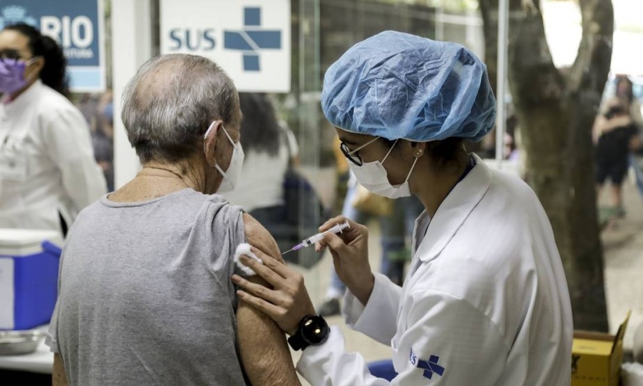 Enquanto vacina adolescentes, prefeitura do Rio tambem começa a aplicar dose de reforço em idosos