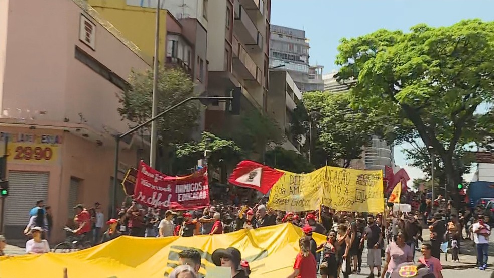 Grupos se manifestam em BH no dia da Independência do Brasil — Foto: Reprodução/TV Globo