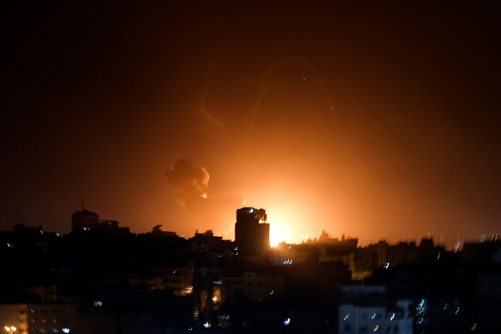 Israel lança ataques aéreos sobre edifícios na cidade de Gaza depois de interceptar foguete palestino — Foto: MOHAMMED ABED/AFP