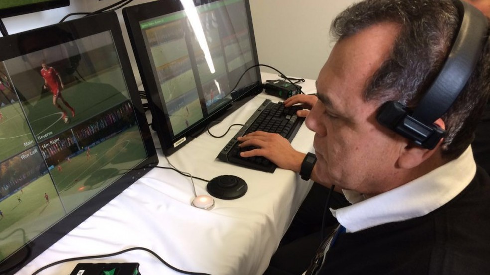 Manoel Serapião Filho em teste do árbitro de vídeo na Suíça — Foto: Divulgação/CBF