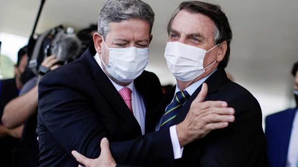 Arthur Lira e Jair Bolsonaro, em imagem de março deste ano — Foto: Reuters via BBC