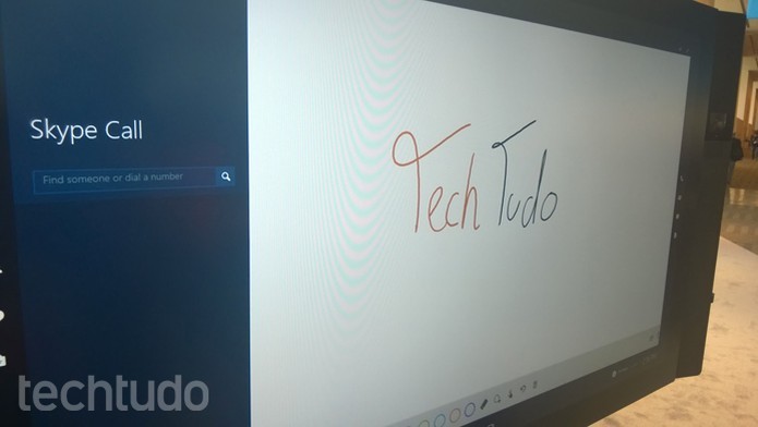 Surface Hub utiliza Windows 10 e tem integração com Skype (Foto: Elson Junior/TechTudo)