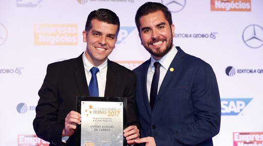 Marcelo Andrade dos Reis, da Unidas, recebe o prêmio de Ciro Hashimoto, da Editora Globo