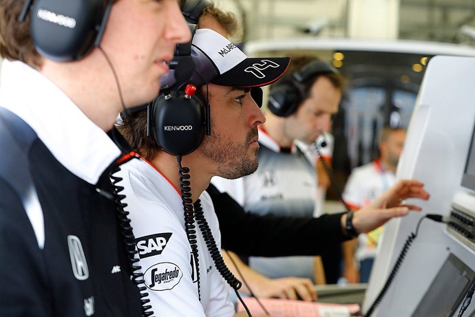Fernando Alonso acompanhou a sessão da garagem da McLaren (Foto: Divulgação) Fernando Alonso acompanhou a sessão da garagem da McLaren (Foto: Divulgação)