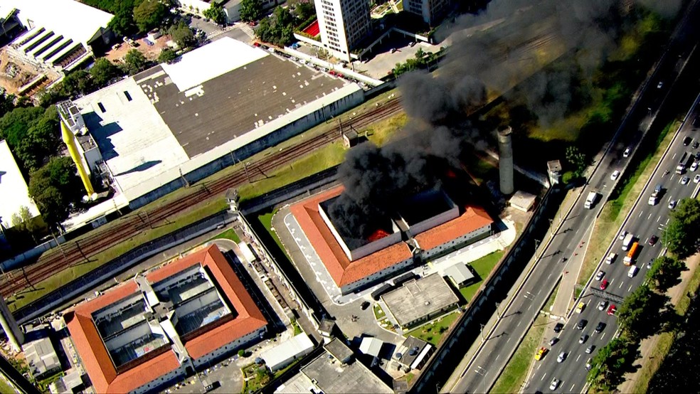Cadeião de Pinheiros pega fogo (Foto: Reprodução/TV Globo)