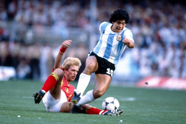 Maradona sendo marcado por Ludo Coeck em Argentina X Bélgica na Copa do Mundo de 1982 (Foto: Getty Images)
