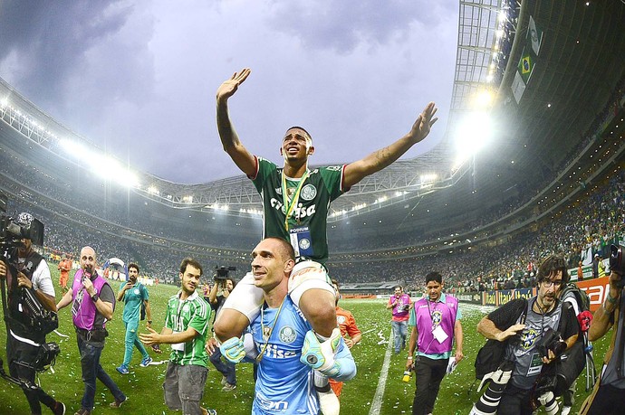 Gabriel Jesus é carregado nos ombros por Fernando Prass - Palmeiras (Foto: Marcos Ribolli)