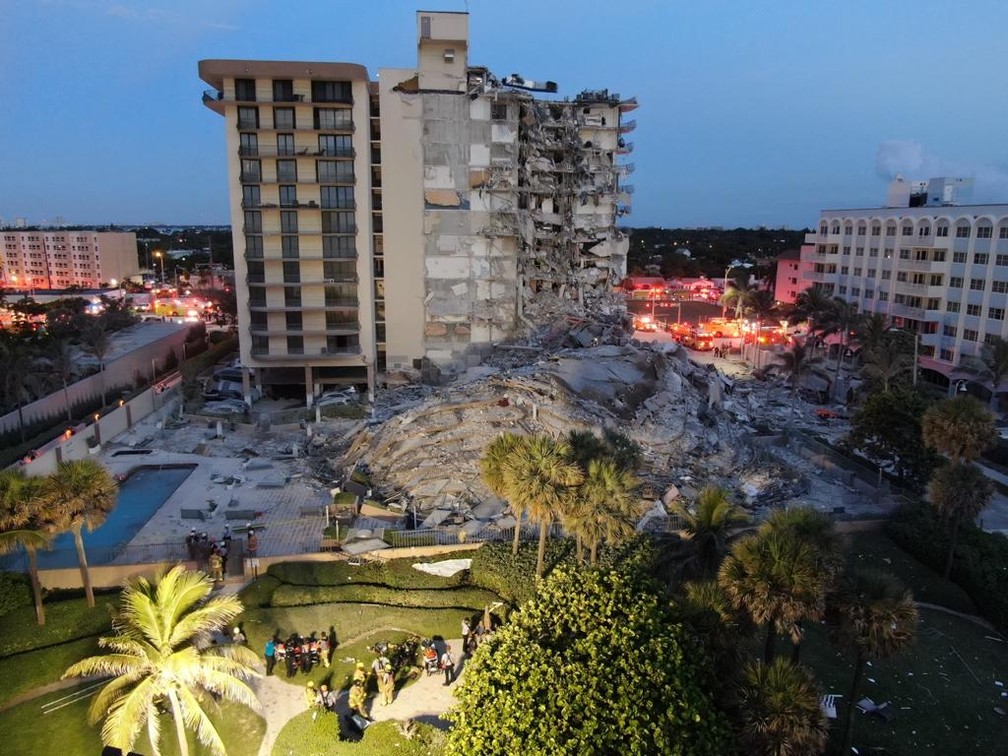 Bombeiros criam área para parentes de desaparecidos e resgatados ao lado de prédio que desmoronou parcialmente em Miami Beach, na Flórida, em 24 de junho de 2021 nos Estados Unidos — Foto: Twitter/Corpo de Bombeiros de Miami-Dade