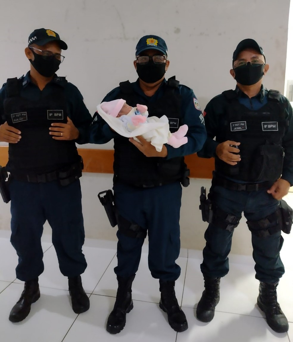 Policiais militares resgatam bebê abandonada em Salvaterra. — Foto: Reprodução / PM
