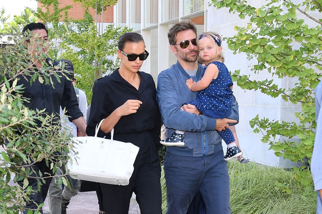 O ator Bradley Cooper carrega a filha Lea no colo ao lado da ex Irina Shayk (Foto: Getty Images)