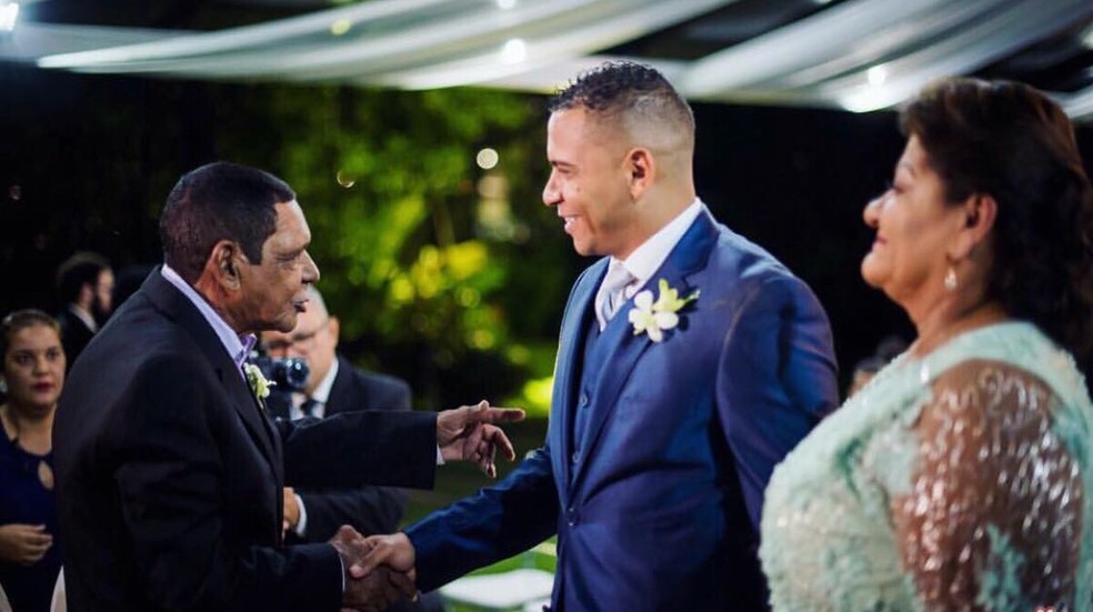 Walter e o pai no casamento do atacante, no último mês de dezembro  (Foto: Arquivo Pessoal)