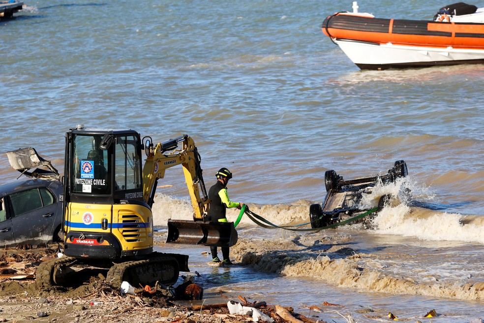 Membros da equipe de resgate retiram um carro da gua aps um deslizamento de terra na ilha italiana de Ischia, Itlia, 27 de novembro de 2022.  — Foto: REUTERS/Ciro De Luca