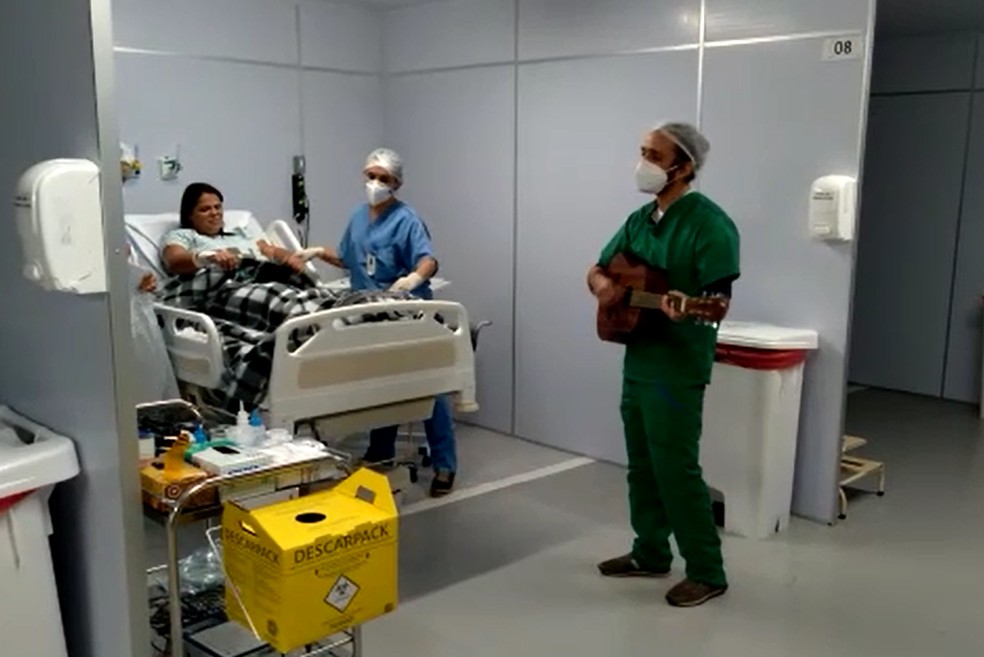 Médico leva violão para hospital em Jaú — Foto: Hospital Amaral Carvalho/Divulgação