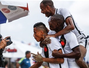 Jogadores pulam em Mauricinho, eleito o melhor jogador do Brasileiro, para comemorar um dos gols do chocolate vascaíno (Foto: Marcello Zambrana)