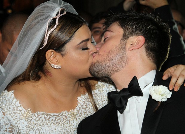 Preta beijo o noivo (Foto: AgNews)